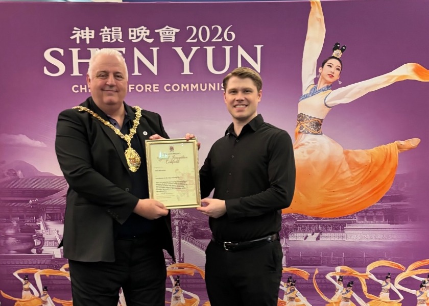 Image for article Bürgermeister von Stoke-on-Trent überreicht Shen Yun Performing Arts Anerkennungsurkunde