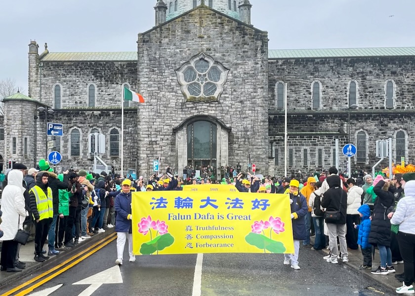 Image for article „So großartig, so farbenfroh“ – Zuschauer der St.-Patrick’s-Day-Parade im irischen Galway applaudieren und jubeln Falun Dafa zu