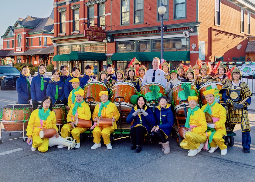 Image for article New York: Zuschauer genießen den Auftritt der Falun-Dafa-Praktizierenden bei St.-Patrick’s-Day-Parade in Port Jervis