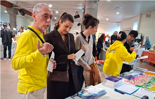 Image for article Die Prinzipien von Falun Dafa finden Anklang auf einer Wellnessmesse in Südfrankreich