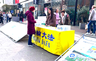 Image for article Den Haag: Passanten unterstützen Falun-Dafa-Praktizierende und verurteilen die Verfolgung
