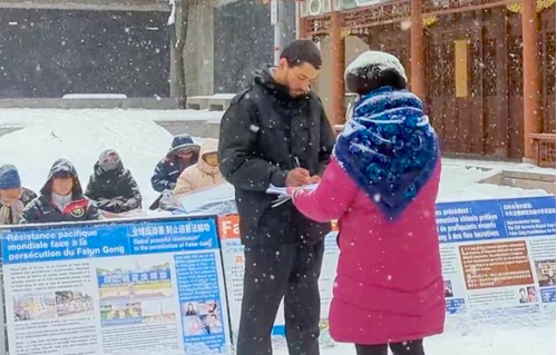 Image for article Bei Wind und Wetter seit 20 Jahren täglich in Montreals Chinatown in Kanada beim Parteiaustritt behilflich