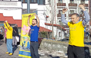 Image for article Rumänien: Passanten würdigen die Werte von Falun Dafa: Wahrhaftigkeit, Güte, Nachsicht