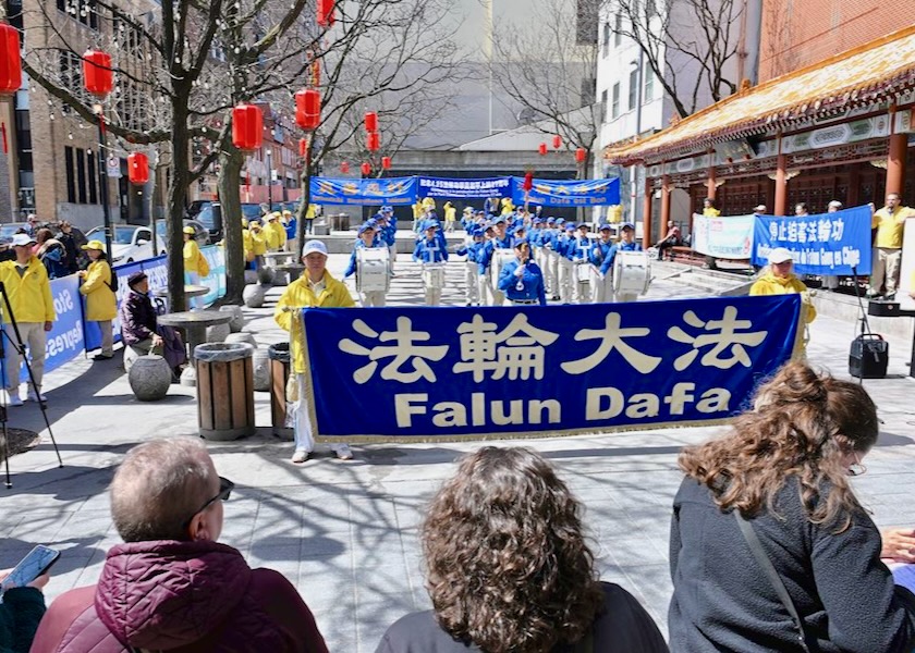 Image for article „Falun Gong verändert die Herzen der Menschen zum Besseren“ – Zuspruch von Passanten in Montreal zur Gedenkveranstaltung „25. April 1999“