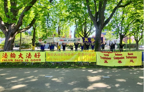 Image for article Belgische Praktizierende gedenken vor chinesischer Botschaft des Appells vom 25. April