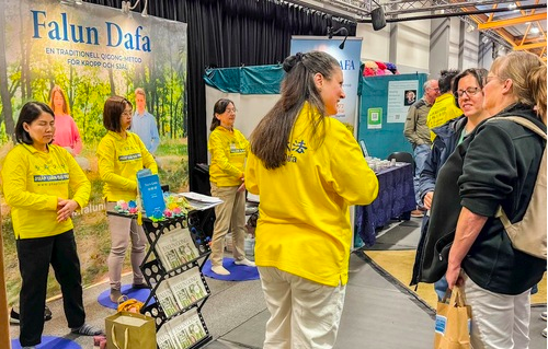 Image for article Schweden: „So friedlich und ruhig“ – Besucher der Harmoni Messe freuen sich, Falun Dafa kennenzulernen