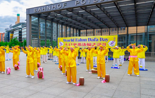 Image for article Berlin: Chinesische Studenten lernen während Feier zum 13. Mai Falun Dafa näher kennen