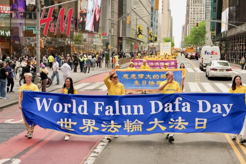 Image for article Manhattan am 13. Mai: Zuschauer angetan von großartiger Parade und von Falun Dafas Prinzipien
