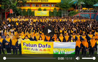 Image for article Batam, Indonesien: Schüler und Lehrer einer Oberschule feiern den Welt-Falun-Dafa-Tag