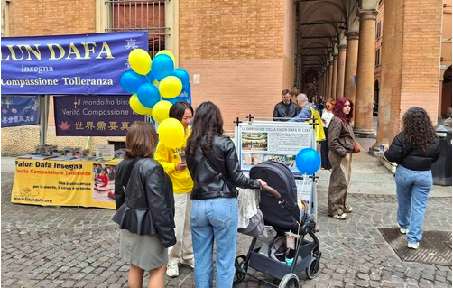 Image for article Italien: Feierlichkeiten zum Welt-Falun-Dafa-Tag auf der Piazza della Pioggia in Bologna