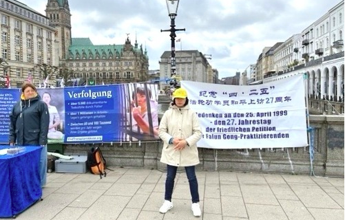 Image for article „Bleiben Sie stark!“ – Hamburger Passanten würdigen Falun Dafa bei Gedenkveranstaltung