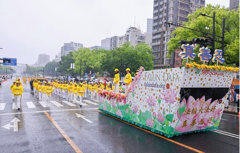 Image for article Beim Blumenfest in Hiroshima: Strahlende Präsentation von Falun Dafa