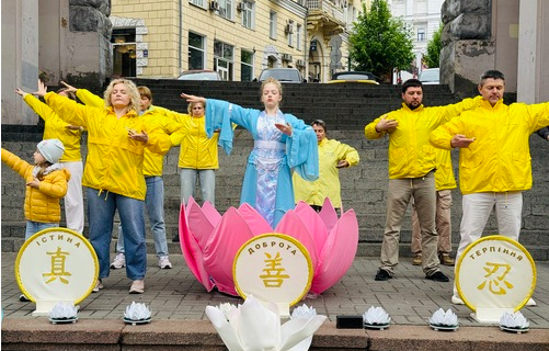 Image for article Botschaft der Hoffnung: Ukraines Praktizierende feiern den Welt-Falun-Dafa-Tag in Kiew