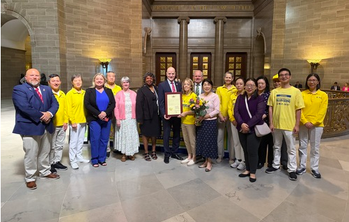 Image for article Missouri, USA: Falun-Dafa-Praktizierende feiern den Welt-Falun-Dafa-Tag am State Capitol