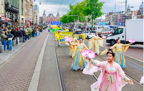 Image for article Amsterdam: Ehemaliger Abgeordneter nimmt an Feierlichkeiten zum Welt-Falun-Dafa-Tag teil