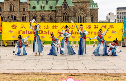 Image for article Anlässlich des Welt-Falun-Dafa-Tages: Passanten erfahren durch Kundgebung auf kanadischem Parlamentshügel von Falun Dafa