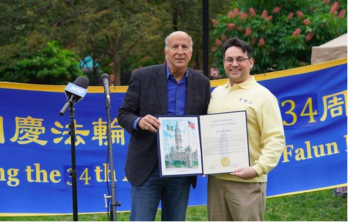 Image for article Philadelphia: Stadtrat überreicht Auszeichnung zum Welt-Falun-Dafa-Tag und lernt die Übungen