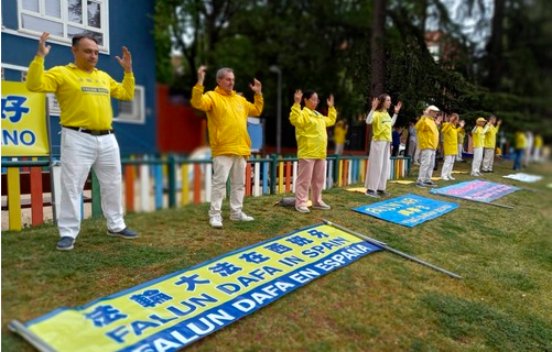 Image for article Madrid: Falun-Dafa-Praktizierende erinnern vor chinesischer Botschaft an Appell vom 25. April