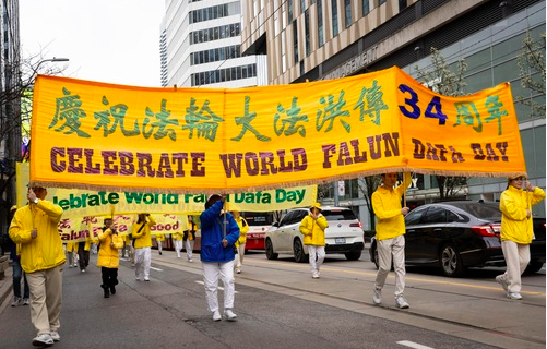 Image for article Glückwunsch! – Parade in Toronto zur Feier des bevorstehenden Welt-Falun-Dafa-Tages