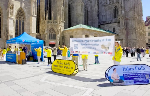 Image for article Wien: Aktion zum „25. April“ trifft auf reges Interesse an Falun Dafa