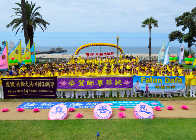 Image for article Los Angeles: Falun-Dafa-Praktizierende feiern den Welt-Falun-Dafa-Tag und ehren den Meister