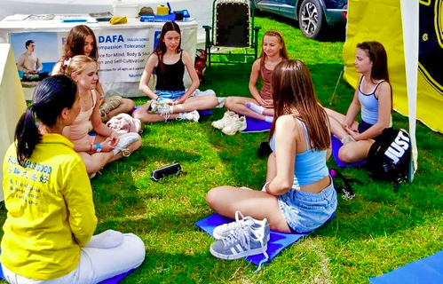 Image for article Großbritannien: „Einfach großartig“ fühlten sich Besucher des „Rotary Village Day“ nach den Falun-Dafa-Übungen