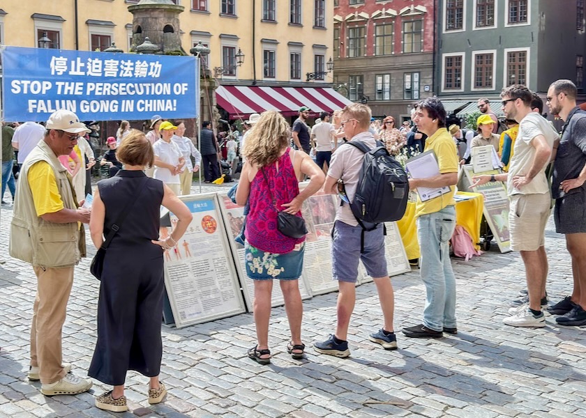 Image for article Viele Fragen zu Falun Dafa beim Mittsommerfest in Stockholm