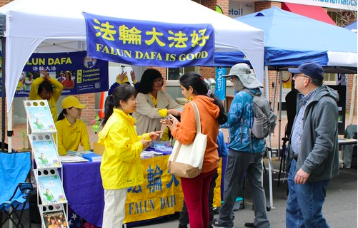 Image for article „Lexington Discovery Day“ in Boston: Viele Menschen informieren sich über Falun Dafa