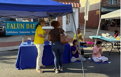Image for article USA: Neugierig geworden auf Falun Dafa – beim Straßenfest „Newark Nite“