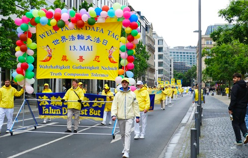 Image for article Ein echter Blickfang: Positive Resonanz auf die Feier zum Welt-Falun-Dafa-Tag in Frankfurt