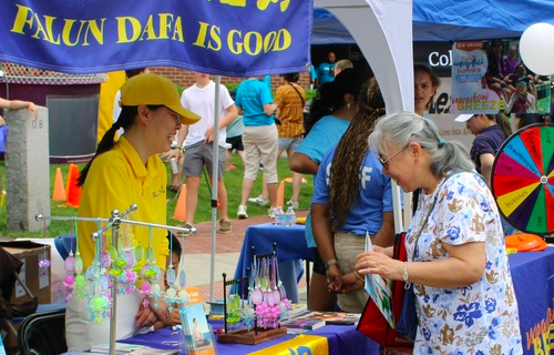 Image for article Massachusetts, USA: Falun Dafa begeistert Besucher beim Winchester Town Day