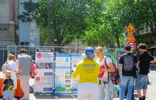 Image for article Einwohner von Paris verurteilen die Verfolgung und bekennen sich zu den Werten von Falun Dafa