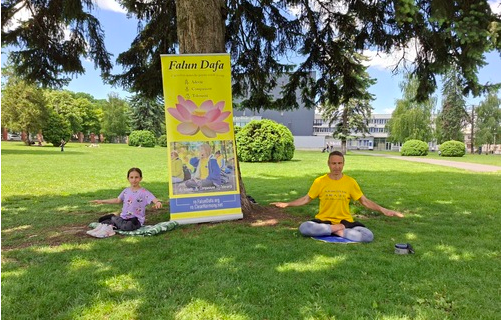 Image for article Rumänen unterstützen Falun Dafa: „Ihr setzt euch für eine Sache ein, für die es sich zu kämpfen lohnt“