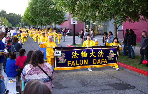 Image for article Anlässlich der FIFA-Fußballweltmeisterschaft: Falun-Dafa-Praktizierende nehmen in den USA an WM-Parade teil