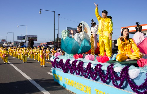 Image for article US-Metropolregion Seattle: Beitrag der Falun-Dafa-Praktizierendenl beim jährlichen Erdbeerfest ausgezeichnet