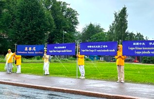 Image for article Medial begleitet: Friedliche Proteste der Praktizierenden bei Besuch des chinesischen Außenministers in Finnland und Norwegen