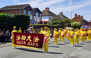 Image for article Großbritannien: Besucher des Weaverham Gemeindefestes „Rose Fete“ entdecken Falun Dafa