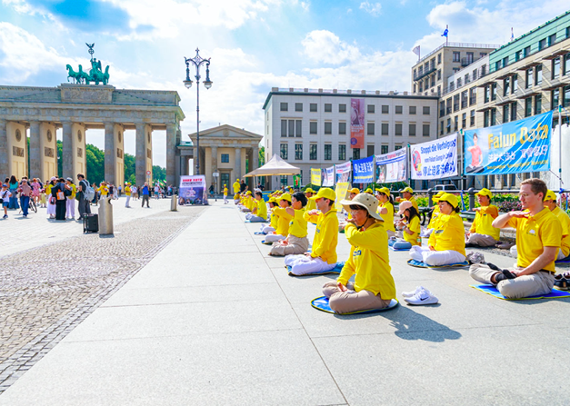 Image for article Berlin: „Ich wünsche Ihnen Kraft, Mut und Hoffnung“ – Bundestagsabgeordnete unterstützen Falun Gong