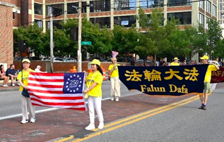 Image for article Botschaft von Wahrhaftigkeit, Güte und Nachsicht bei Unabhängigkeitsparade in Columbus