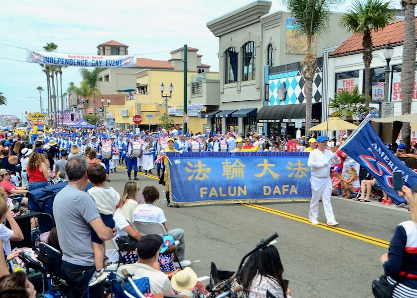 Image for article Kalifornien: Tian Guo Marching Band begeistert Publikum der Parade zum 4. Juli in Huntington Beach