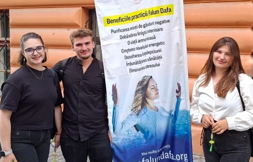 Image for article Junge Rumänen zeigen sich solidarisch und unterstützend für die verfolgten Praktizierenden in China
