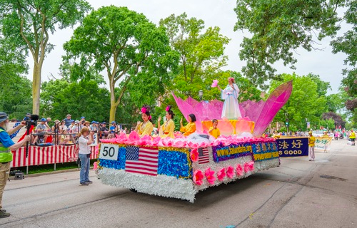 Image for article Chicago: Menschen identifizieren sich mit Falun Dafas Werten bei Unabhängigkeitsparade