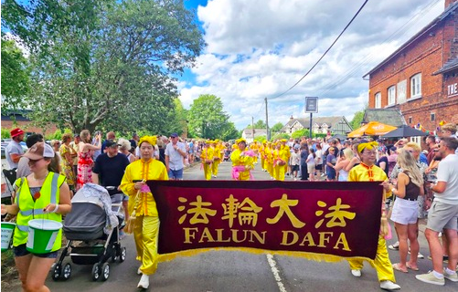 Image for article Vorstellung von Falun Dafa beim Goostrey Rose Festival in Großbritannien