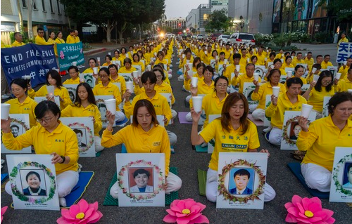 Image for article Hunderte Kerzen vor dem chinesischen Konsulat in Los Angeles – und die Forderung nach einem Ende der Verfolgung