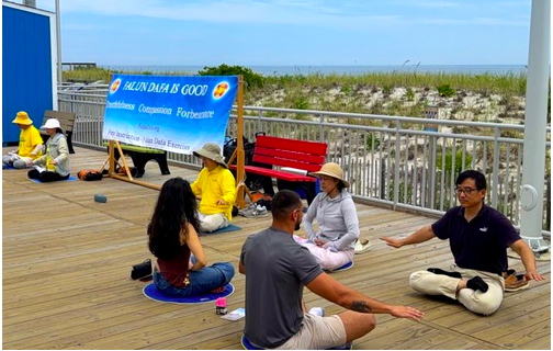 Image for article New Jersey: Vorstellung von Falun Dafa auf der Strandpromenade von Seaside Heights