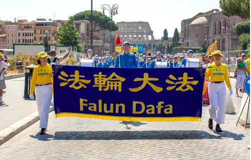Image for article Rom: Anerkennung und Unterstützung für die Parade der Praktizierenden