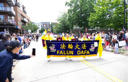 Image for article US-Bundesstaat Washington: Zuschauer jubeln den Praktizierenden bei „Celebrate Kirkland“-Parade zu