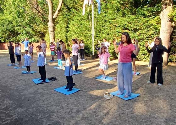Image for article Eltern freuen sich über die positiven Veränderungen ihrer Kinder nach dem Sommercamp in London