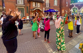 Image for article London: Beim Nachbarschaftsfest erste positive Erfahrungen mit Falun Dafas Übungen