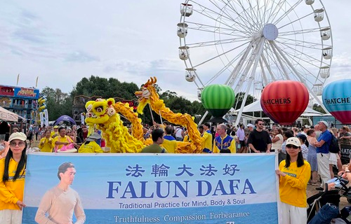 Image for article Großbritannien: Besucher des Bristoler Heißluftballon-Festivals lernen Falun Dafa kennen